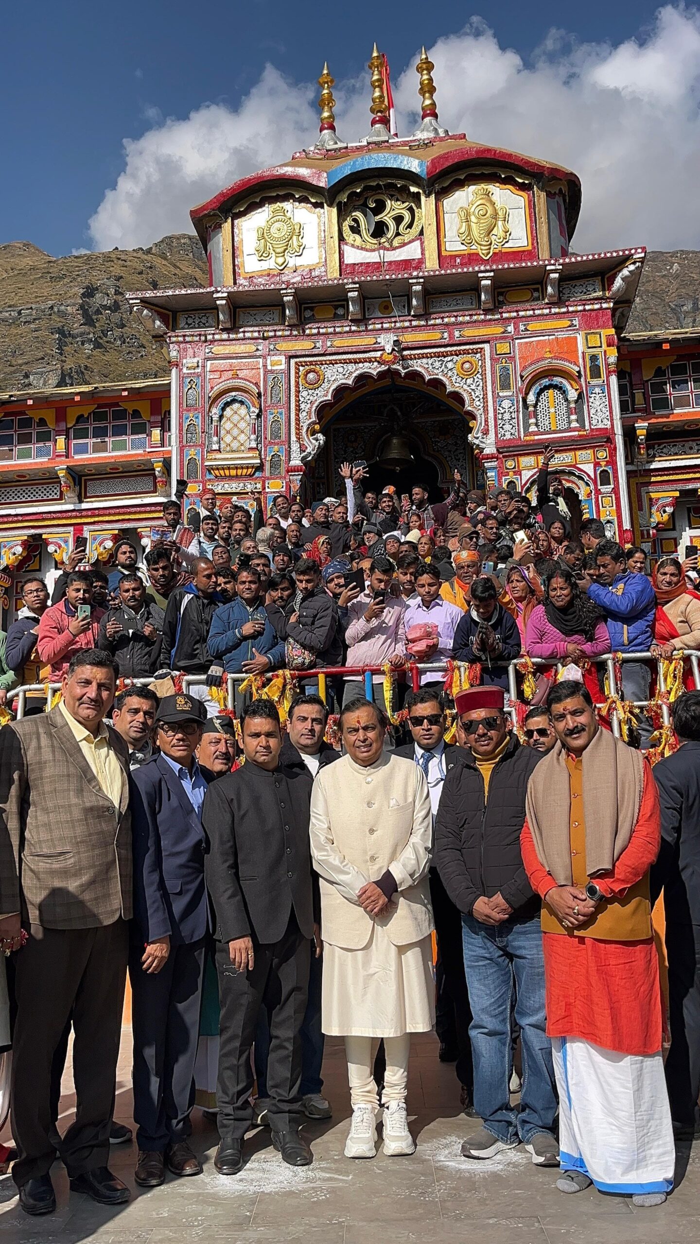 Famous industrialist Ambani श्री बदरीनाथ/ केदारनाथ धाम। रिलायंस इंडस्ट्रीज के अध्यक्ष एवं प्रबन्ध निदेशक प्रसिद्ध उद्योगपति मुकेश अंबानी ने आज श्री बदरीनाथ