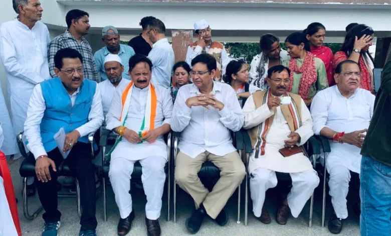 Congress marches to Raj Bhavan