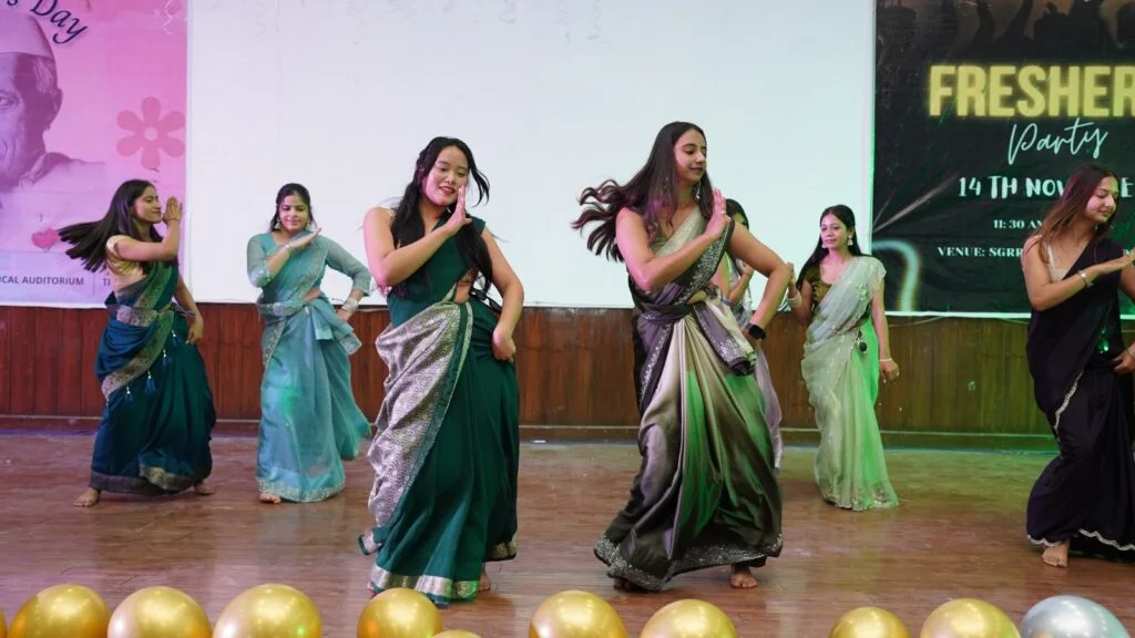 एसजीआरआर नर्सिंग कॉलेज में उत्साह से सजी फ्रेशर्स पार्टी