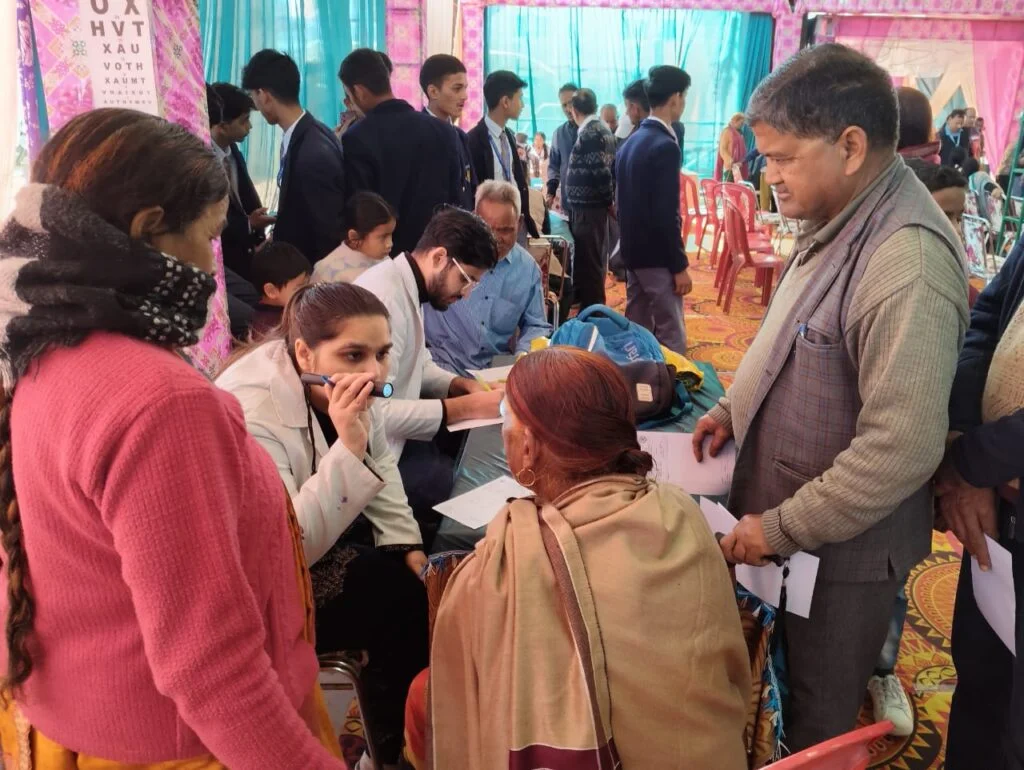 1880 मरीजों ने लिया निःशुल्क स्वास्थ्य शिविर का लाभ