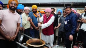 श्रीमहंत देवेन्द्र दास जी महाराज ने संगत के साथ दी लंगर सेवा