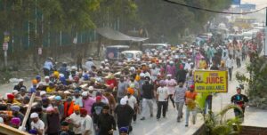 94 फीट ऊंचे नए ध्वजदण्ड को कंधों पर उठाकर श्री दरबार साहिब पहुंची संगतें
