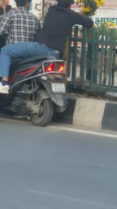 सहस्त्रधारा रोड पर डिवाइडर से फूल उखाड़े, एमडीडीए सख्त