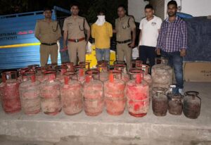 रसोई गैस संकट के बीच कालाबाजारी, अभियुक्त के कब्ज़े से 32 अवैध LPG सिलेंडर बरामद
