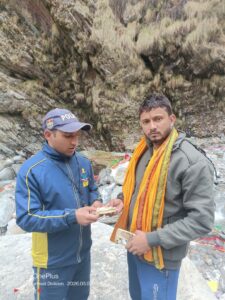 यमुनोत्री धाम में SDRF ने लौटाई श्रद्धालु की खोई हुई अमानत, ईमानदारी एवं कर्तव्यनिष्ठा का दिया परिचय