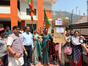 चम्पावत प्रकरण पर भाजपा महिला मोर्चा का कांग्रेस के खिलाफ प्रदर्शन, पुतला दहन