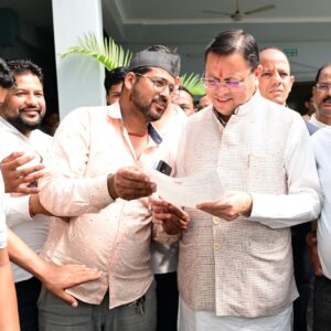 CM धामी ने जनता एवं स्थानीय जनप्रतिनिधियों से भेंट कर उनकी समस्याएं सुनीं