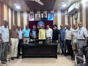परेड ग्राउंड स्पोर्ट्स हॉल की बढ़ी फीस के विरोध में खिलाड़ियों ने सौंपा ज्ञापन