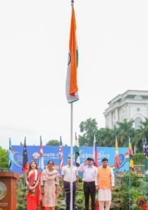ग्राफिक एरा में शहीद के पिता ने फहराया तिरंगा, लेफ्टि. बीरेश्वर के सम्मान में स्कॉलरशिप शुरू होगी