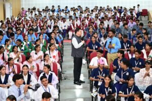 सीएम धामी ने विद्यार्थियों से किया सीधा संवाद