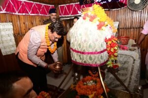 मुख्य सचिव आनंद बर्धन ने गंगोत्री धाम में की पूजा-अर्चना, व्यवस्थाओं का लिया जायजा